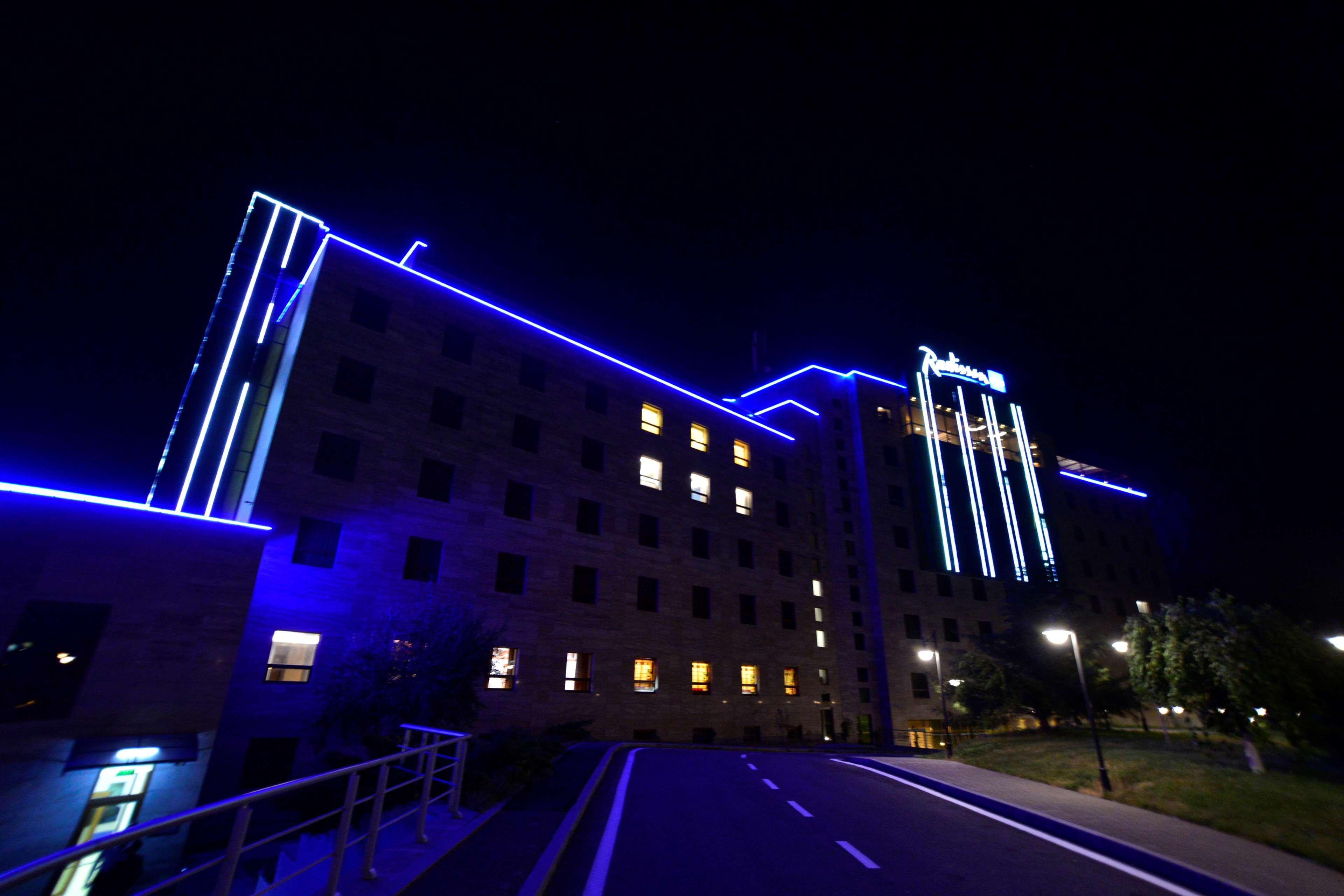 Radisson Blu Hotel Jerevan Eksteriør bilde The Royal Victoria Hospital at night