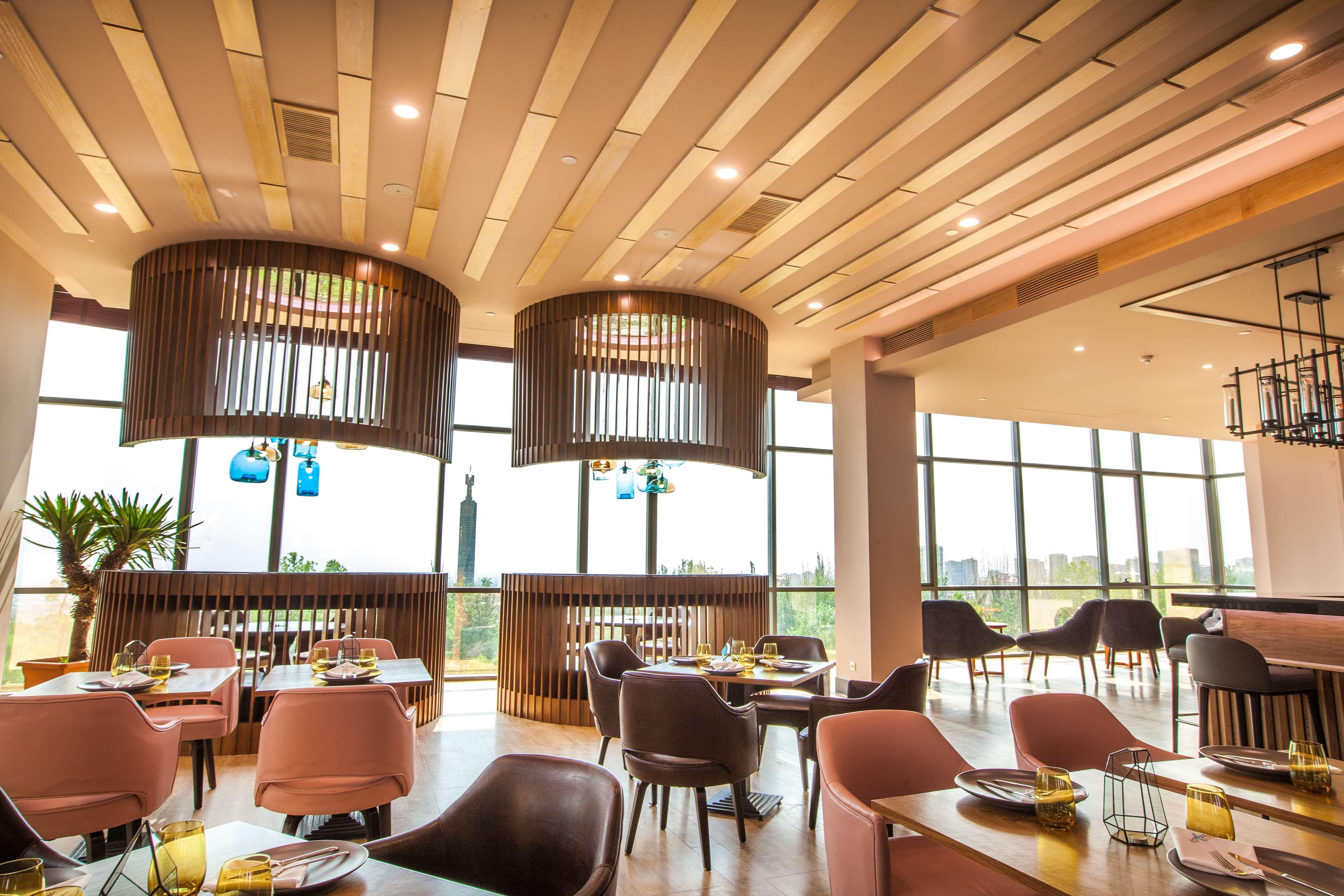 Radisson Blu Hotel Jerevan Eksteriør bilde The restaurant
