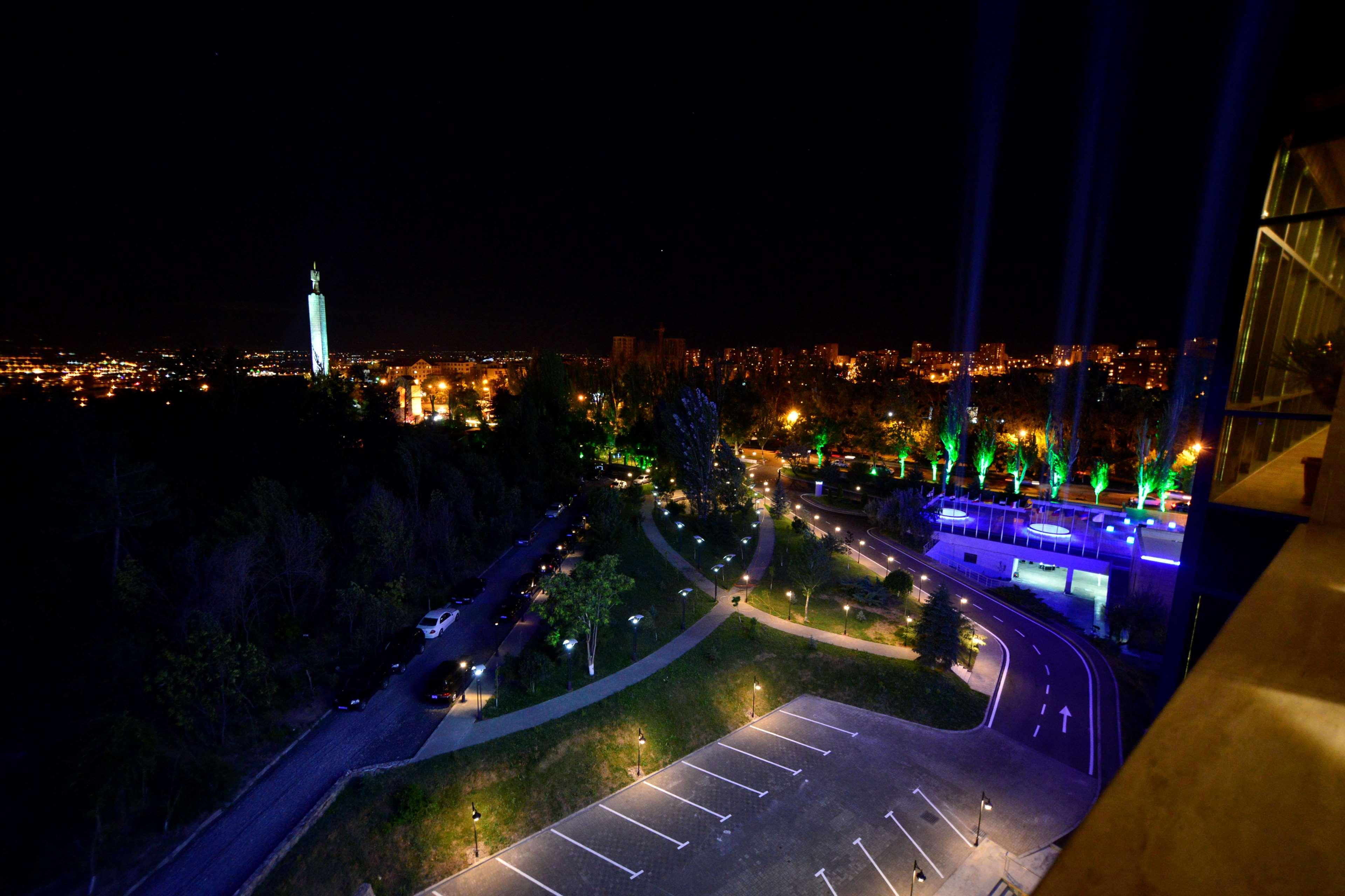 Radisson Blu Hotel Jerevan Eksteriør bilde The park at night