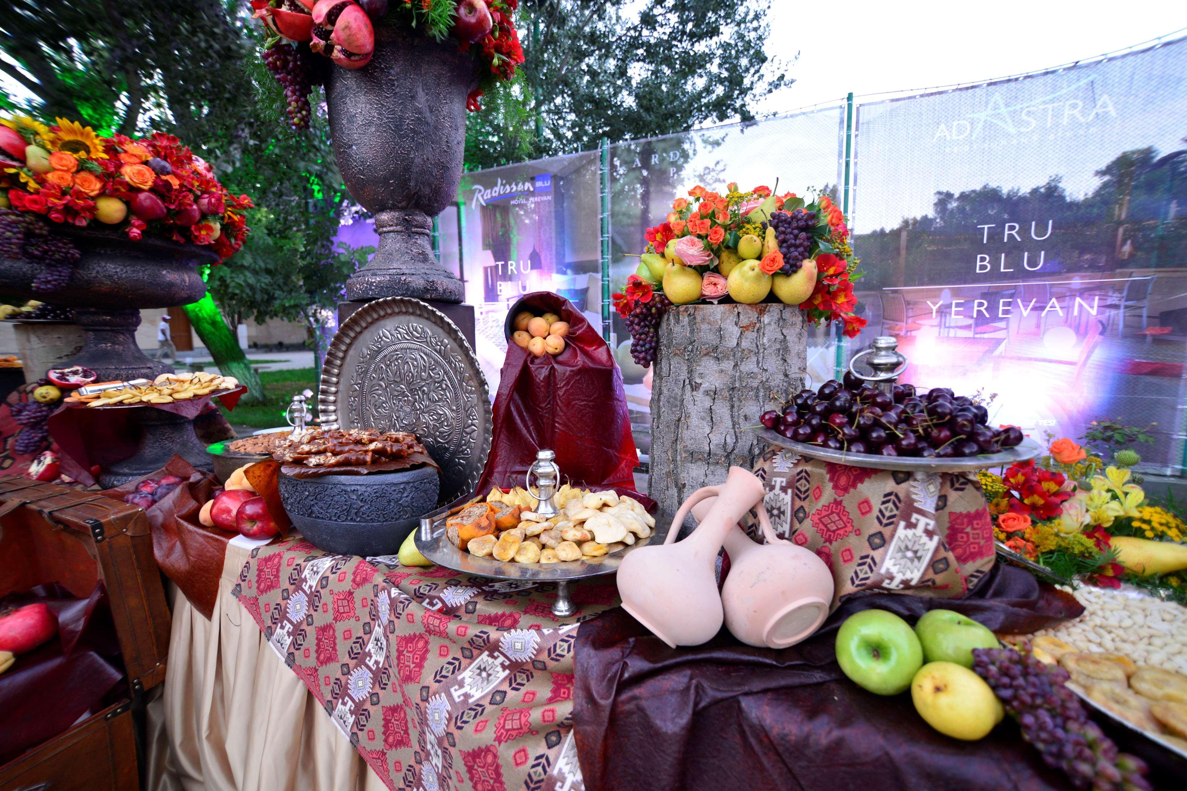 Radisson Blu Hotel Jerevan Eksteriør bilde A traditional Armenian table with fruit and wine