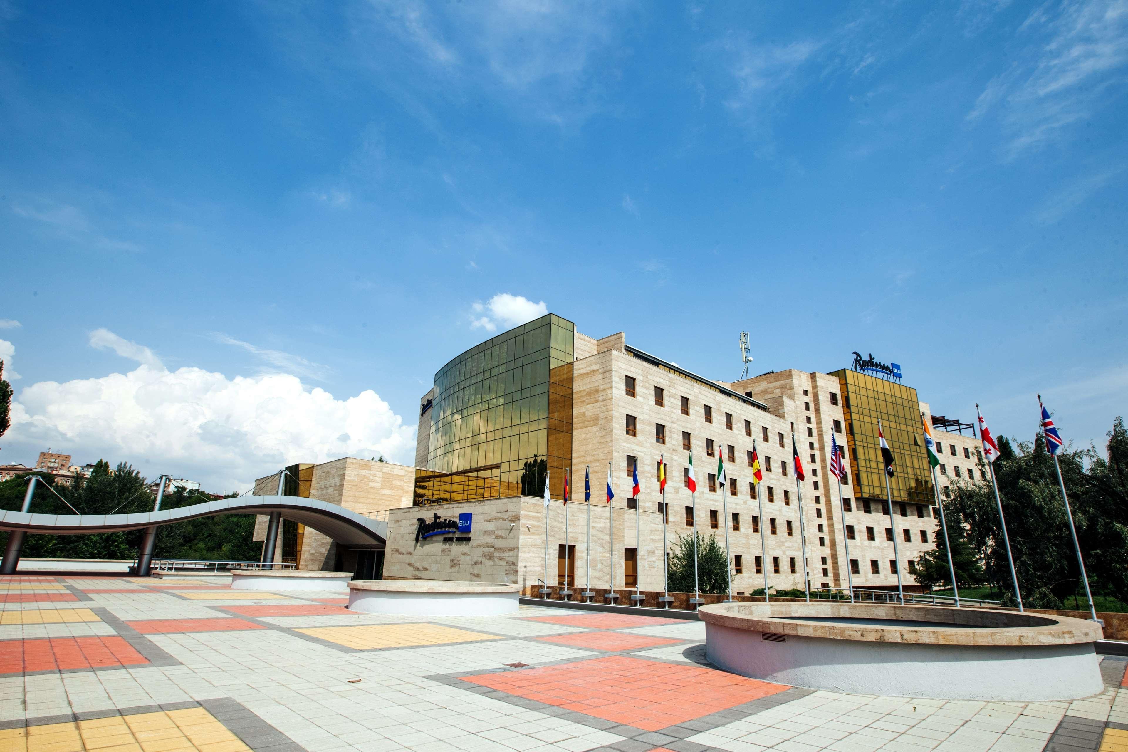 Radisson Blu Hotel Jerevan Eksteriør bilde The European University Viadana