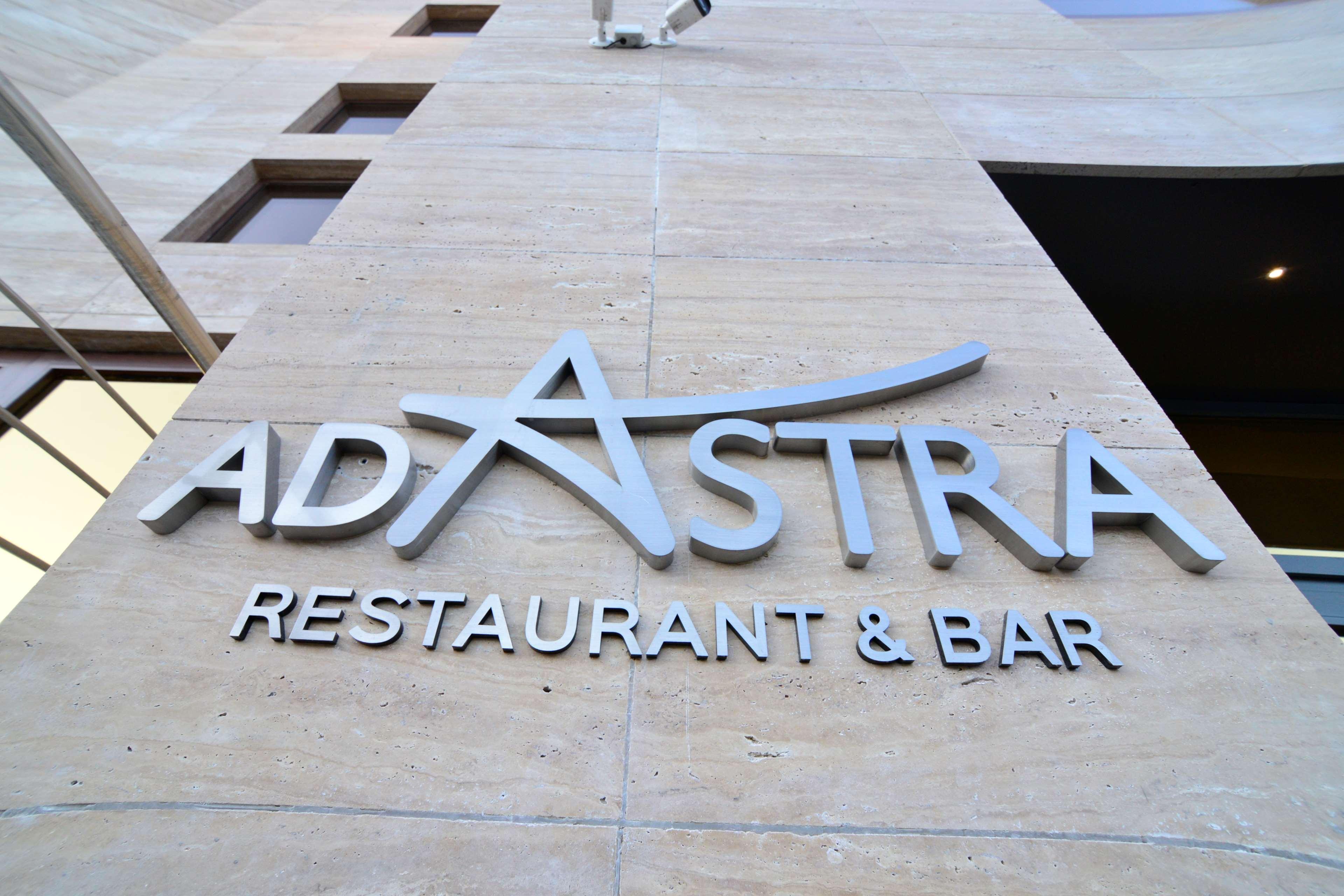 Radisson Blu Hotel Jerevan Eksteriør bilde Ad Astra Restaurant and Bar