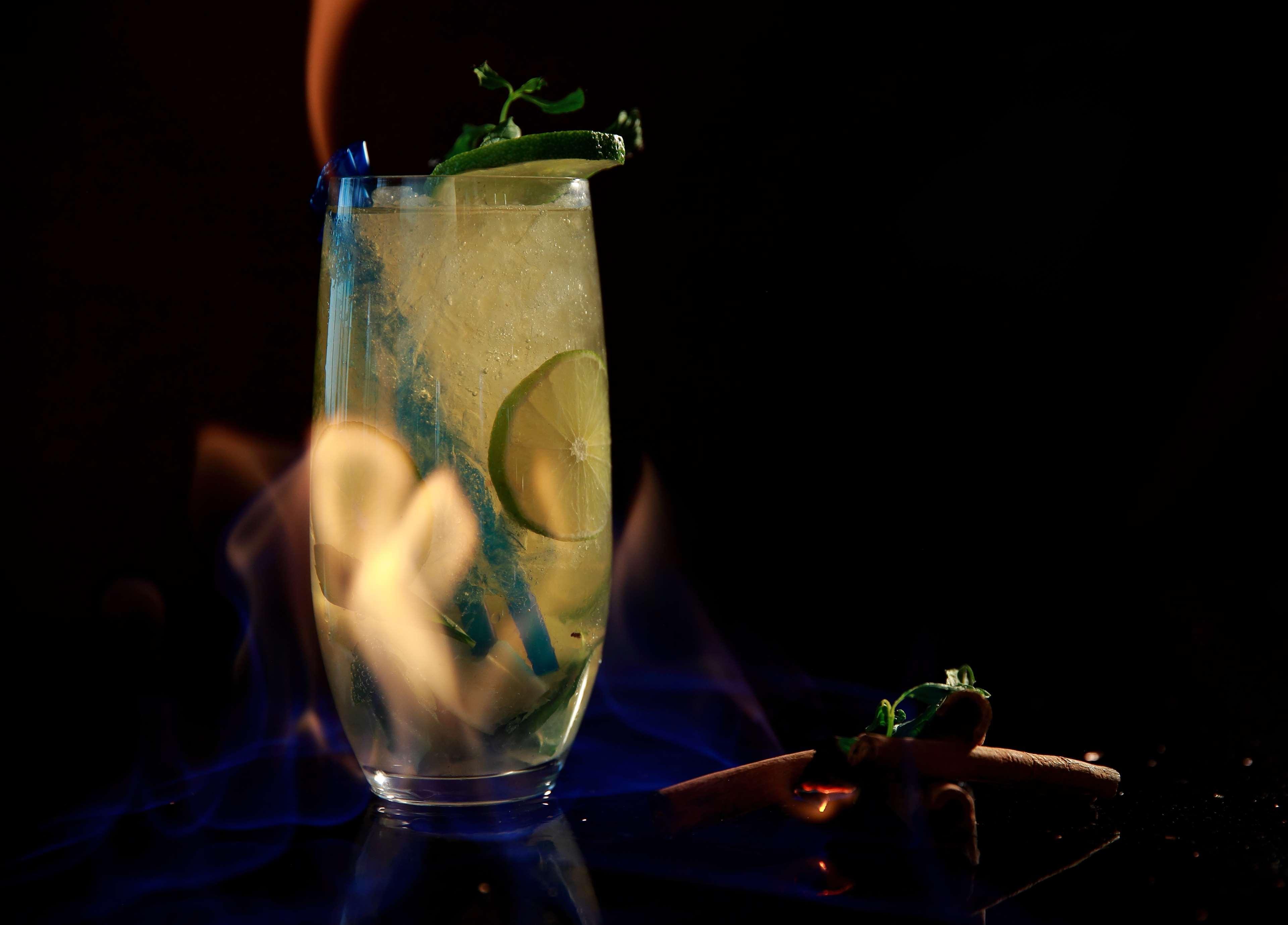 Radisson Blu Hotel Jerevan Eksteriør bilde A flaming lime