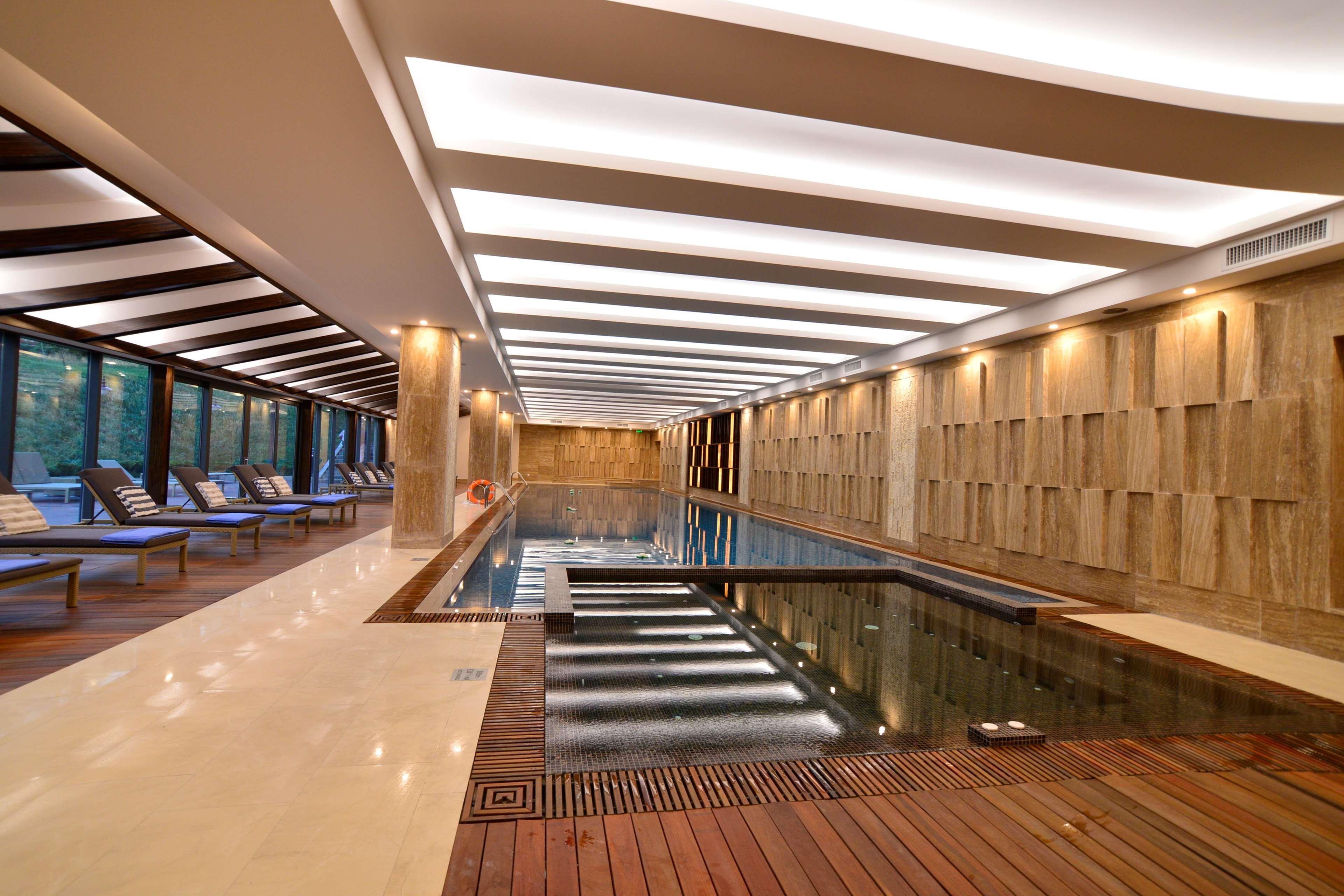Radisson Blu Hotel Jerevan Eksteriør bilde The swimming pool at the hotel