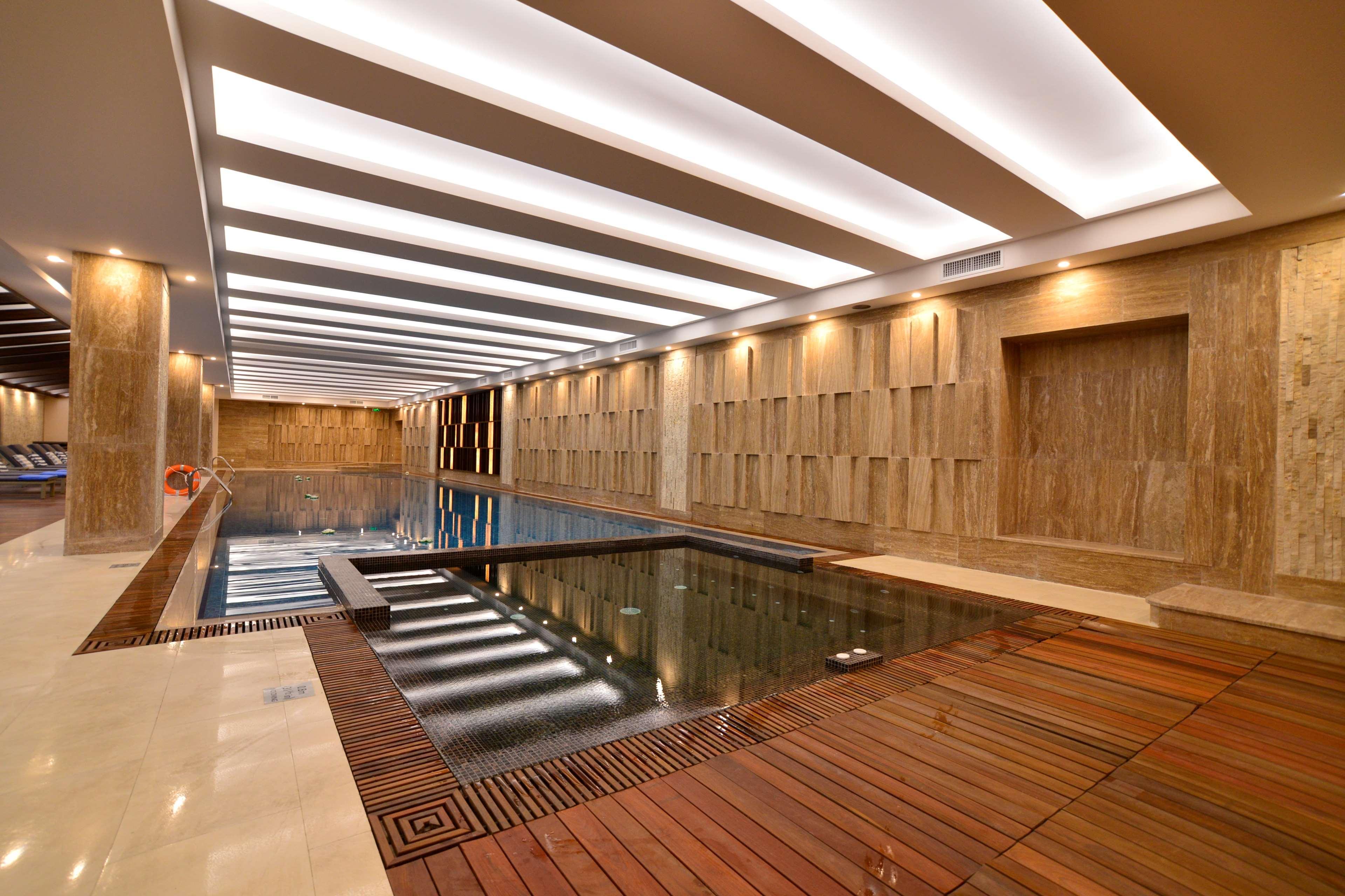Radisson Blu Hotel Jerevan Eksteriør bilde The swimming pool at the hotel