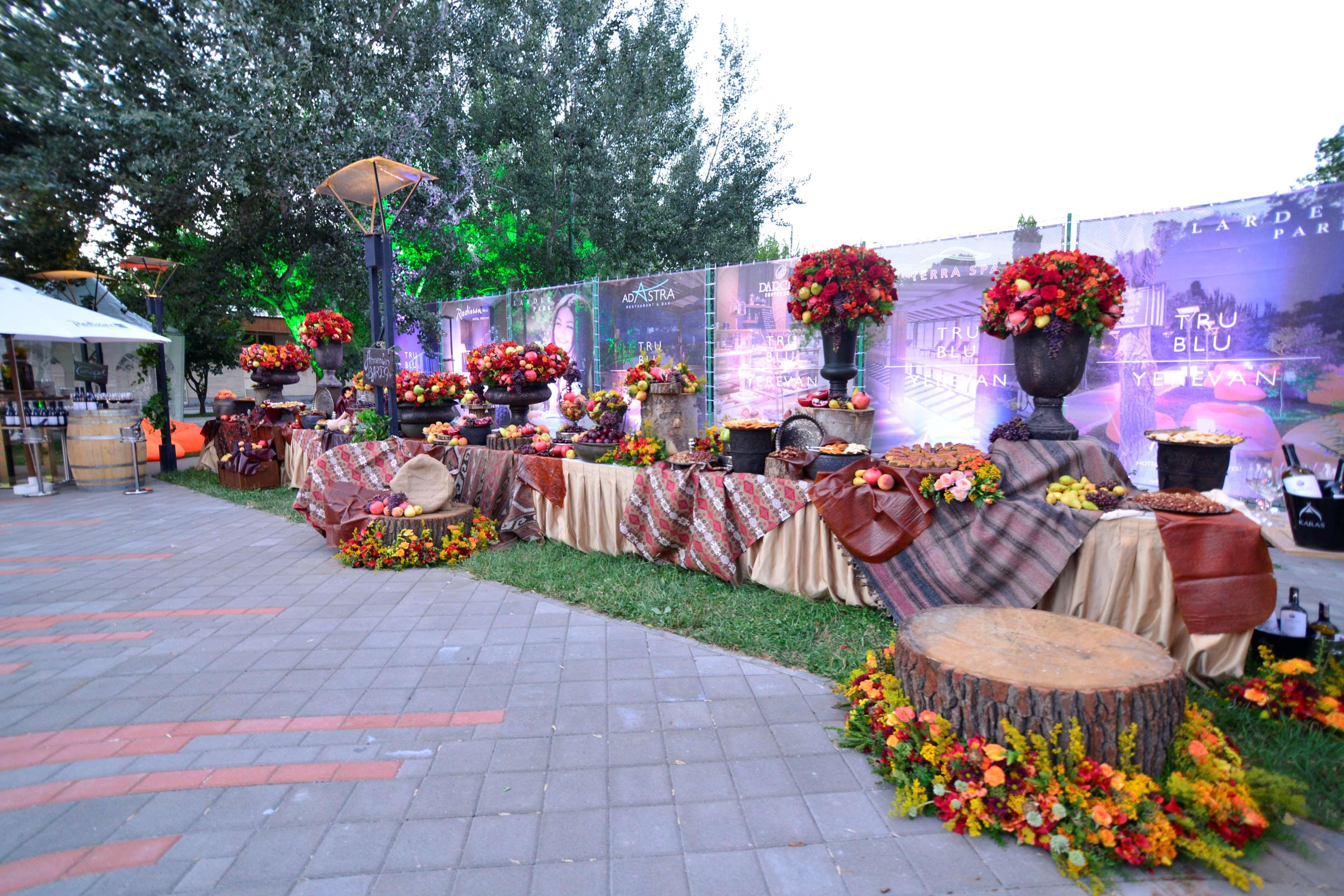 Radisson Blu Hotel Jerevan Eksteriør bilde A buffet at a wedding reception