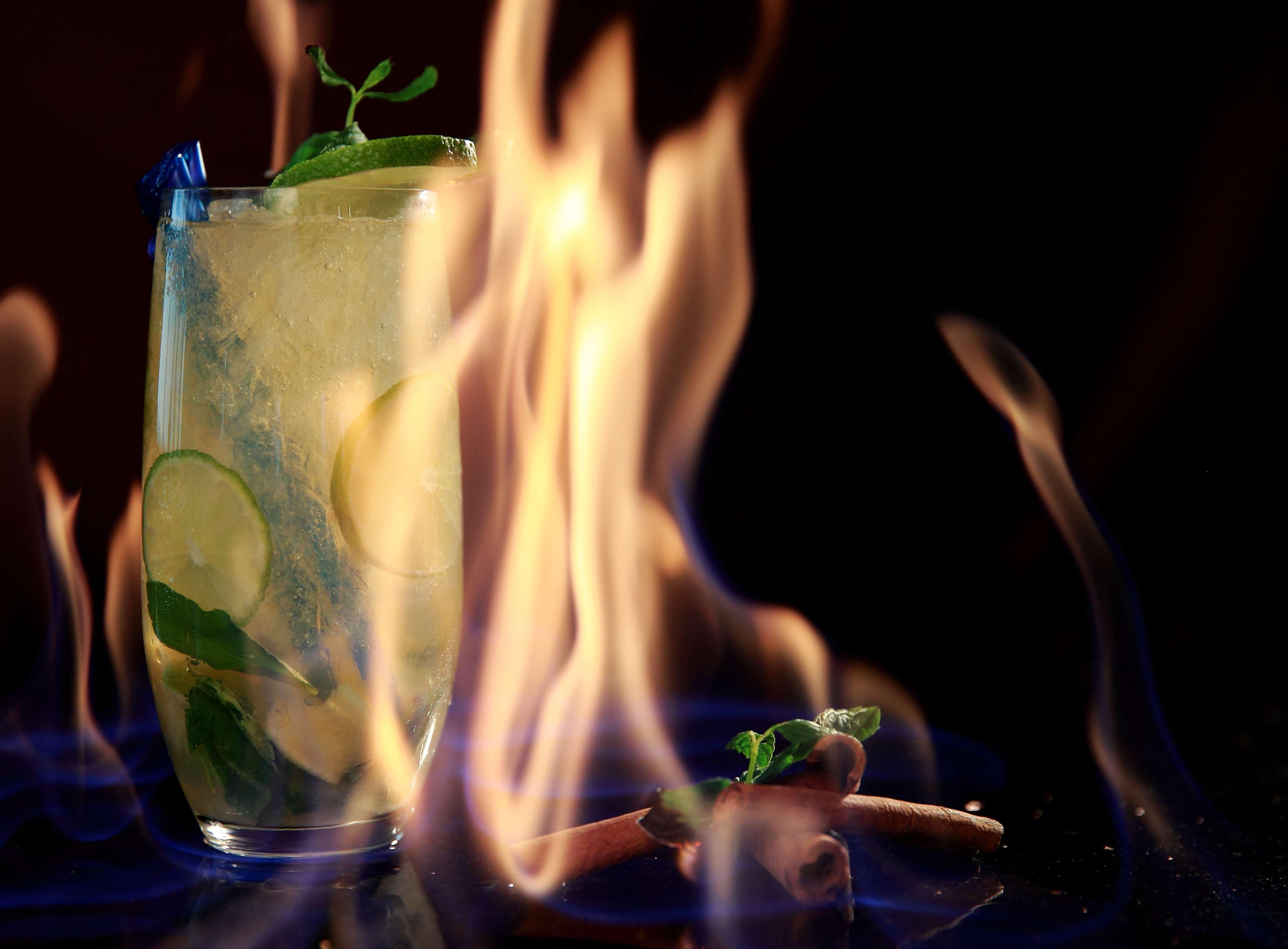 Radisson Blu Hotel Jerevan Eksteriør bilde Flaming Mojito