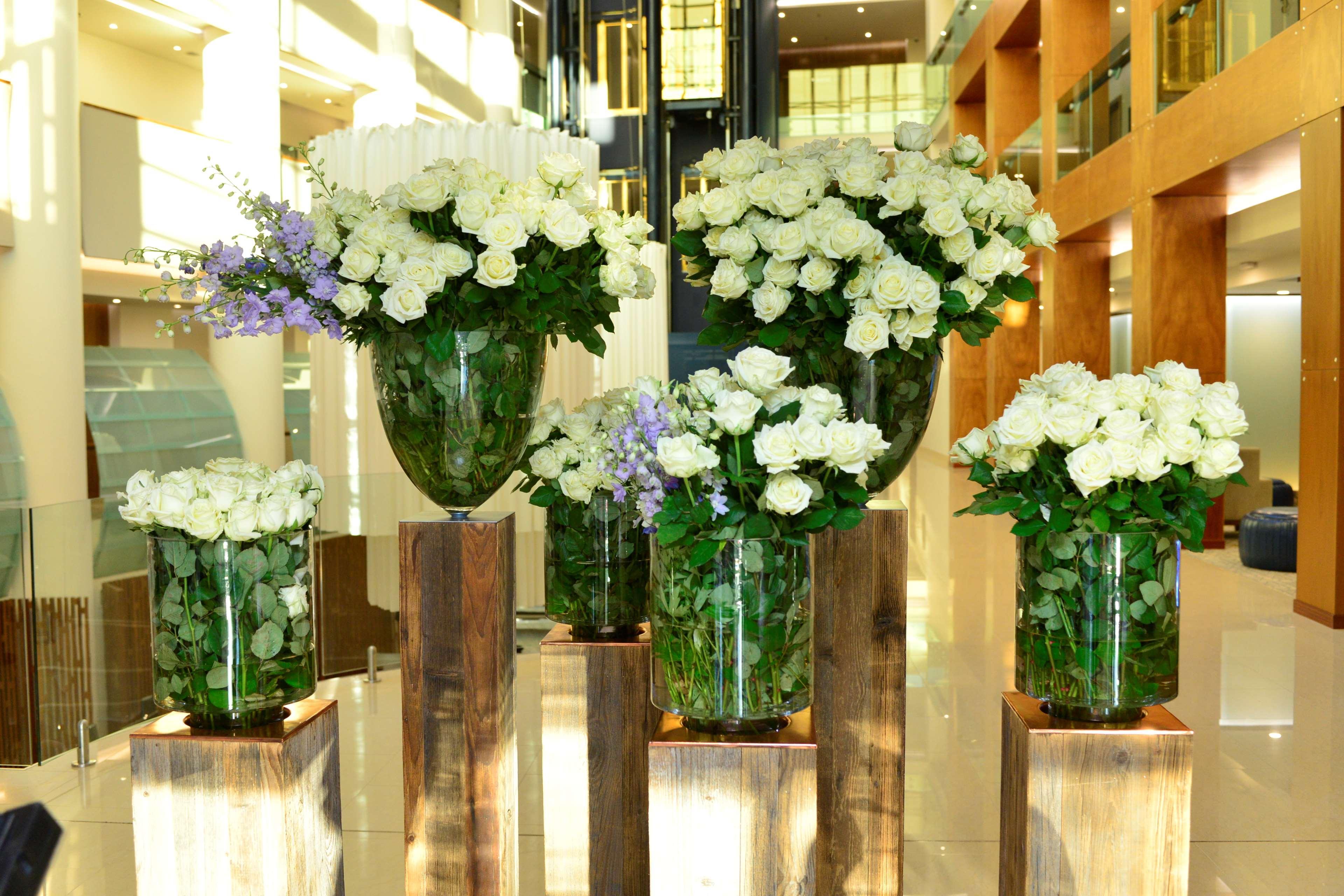 Radisson Blu Hotel Jerevan Eksteriør bilde Flower arrangement
