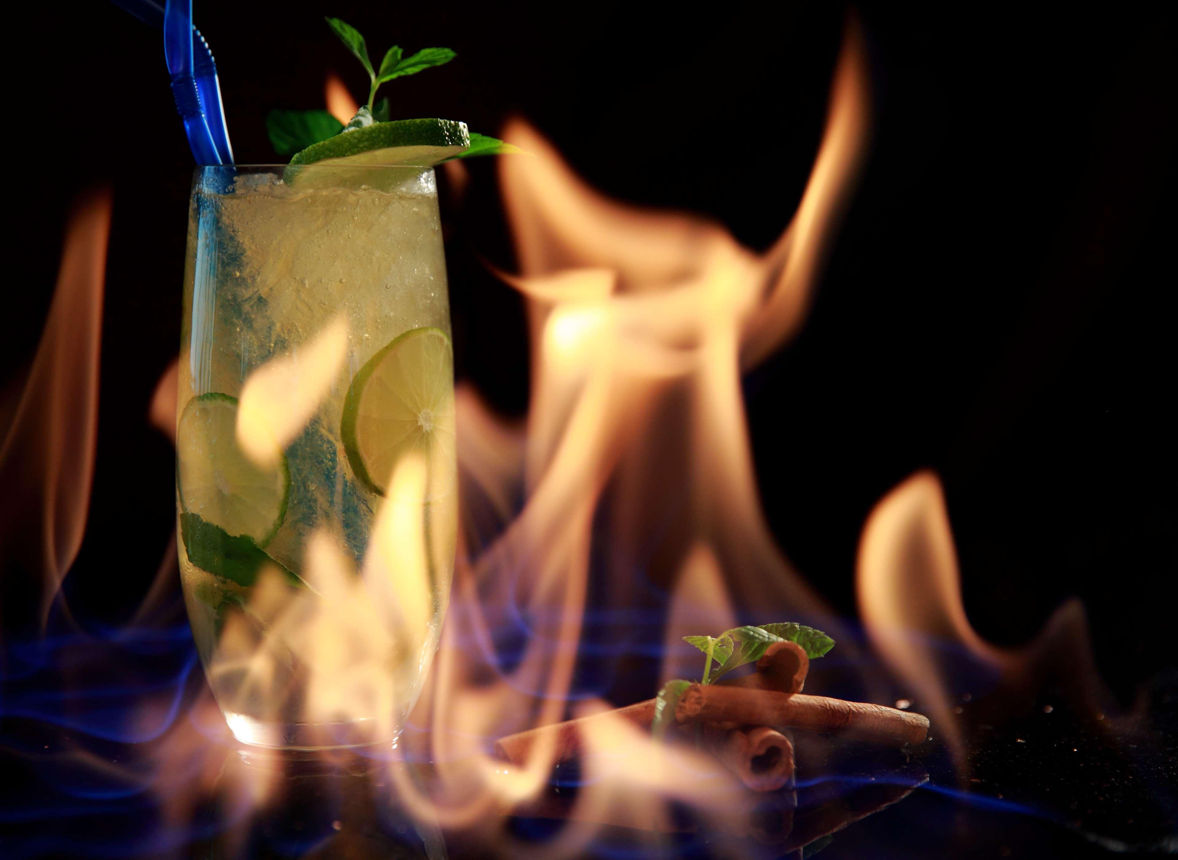 Radisson Blu Hotel Jerevan Eksteriør bilde A flaming Mojito