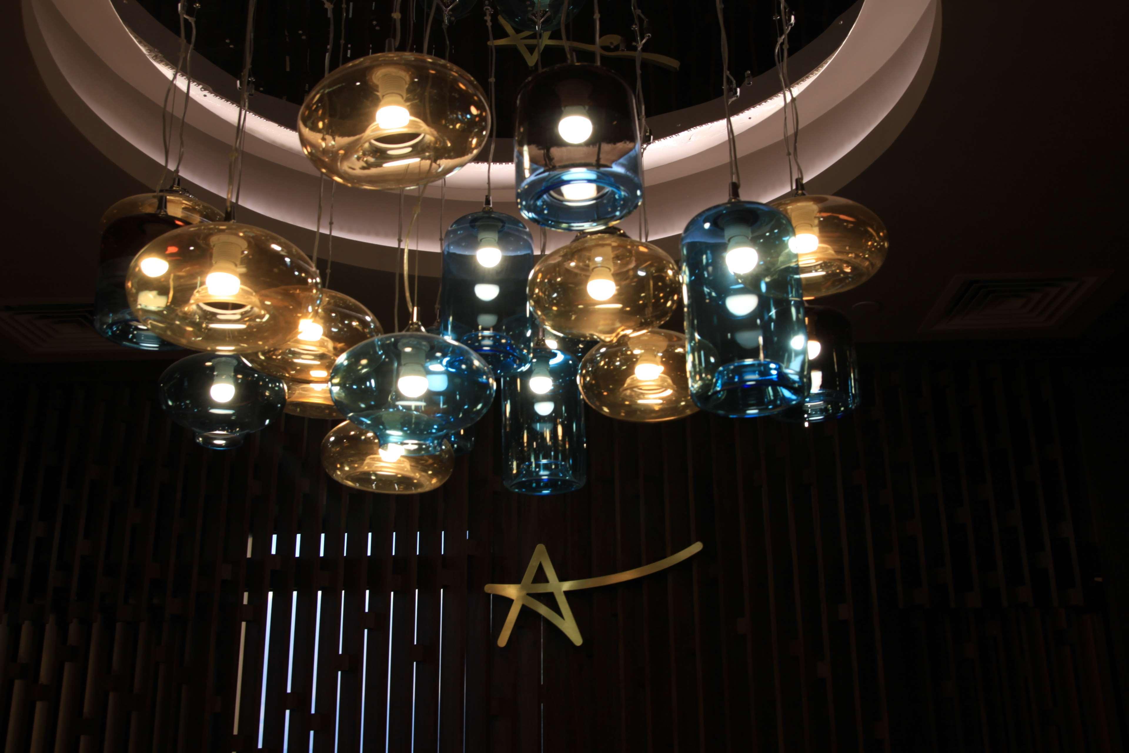 Radisson Blu Hotel Jerevan Eksteriør bilde The chandelier at the lobby of the hotel