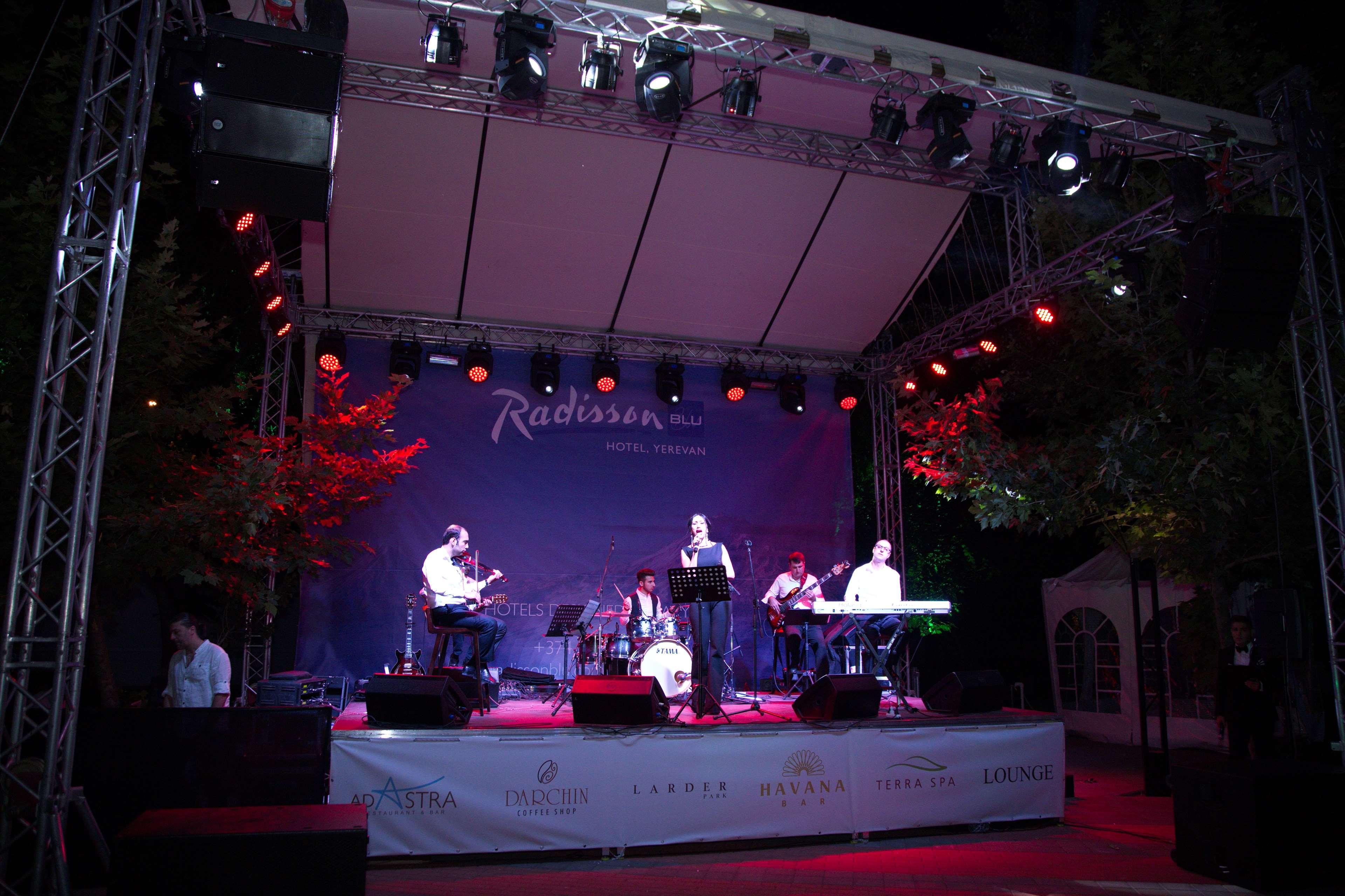 Radisson Blu Hotel Jerevan Eksteriør bilde The stage of the festival