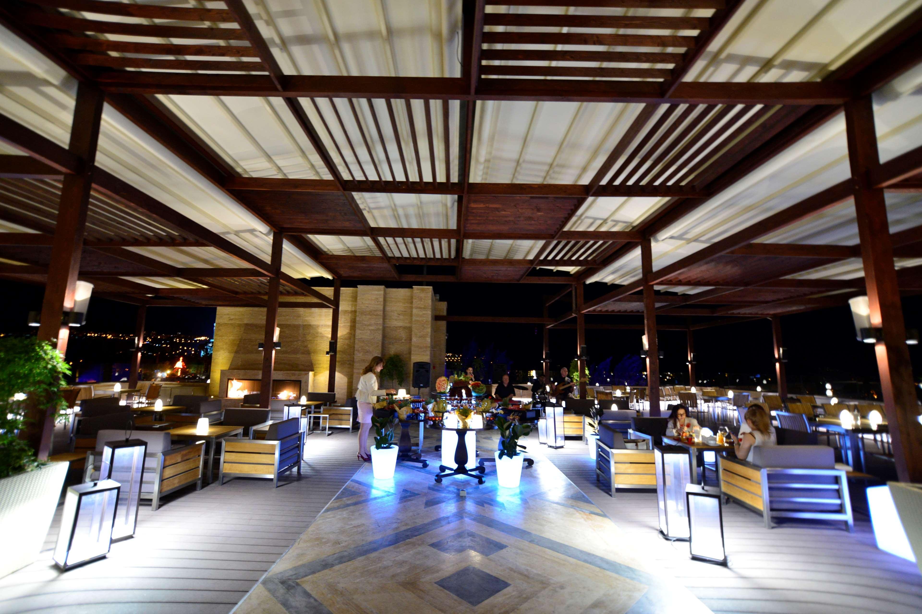 Radisson Blu Hotel Jerevan Eksteriør bilde The restaurant at the top of the hotel