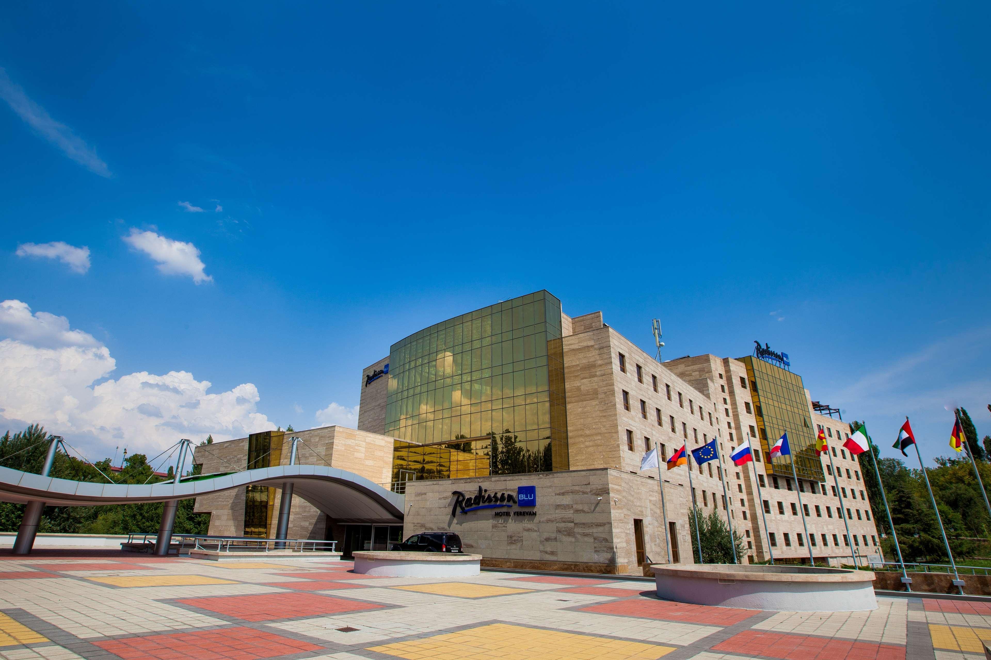 Radisson Blu Hotel Jerevan Eksteriør bilde The European University of Sofia