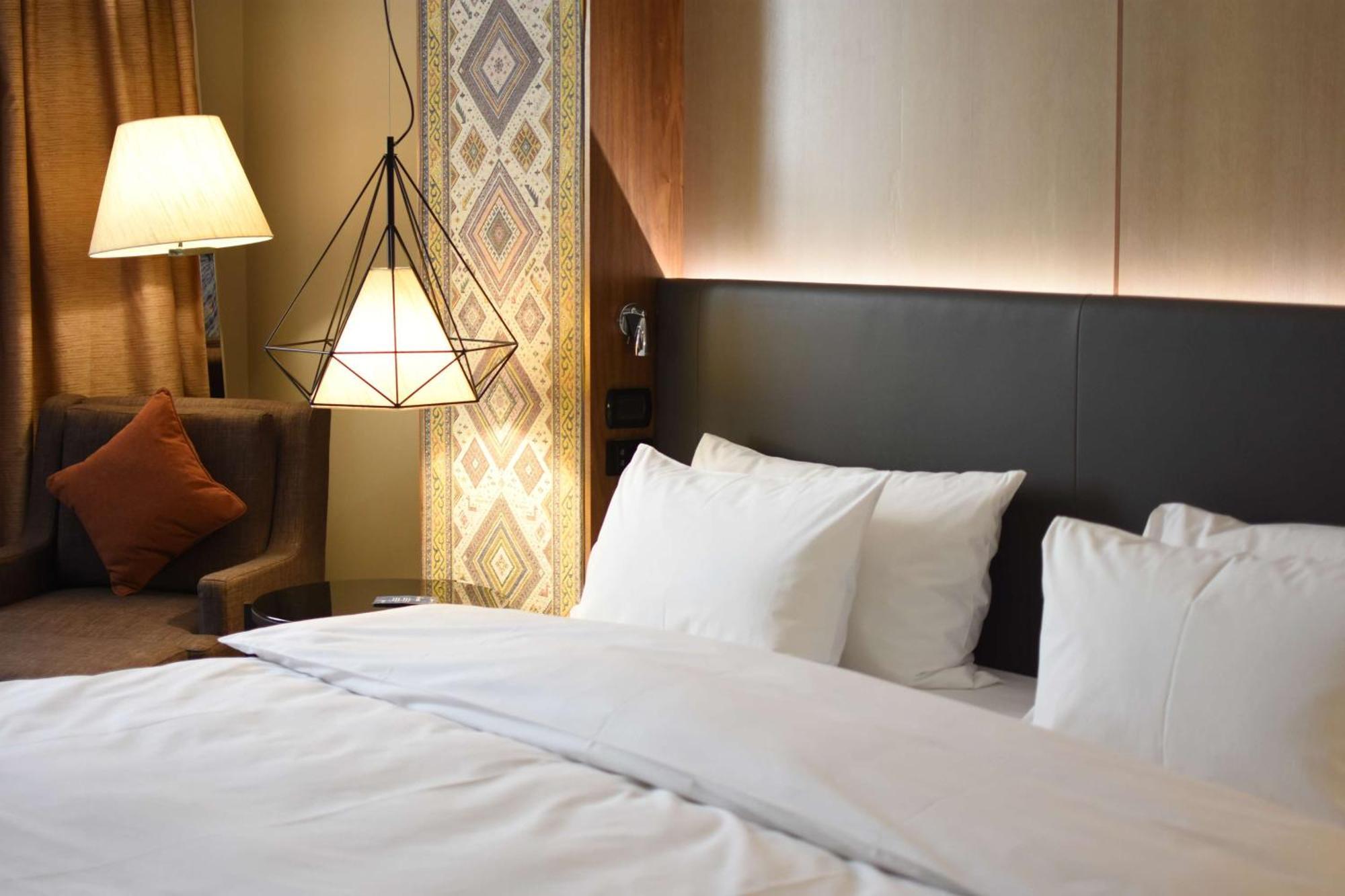 Radisson Blu Hotel Jerevan Eksteriør bilde A bed with white sheets