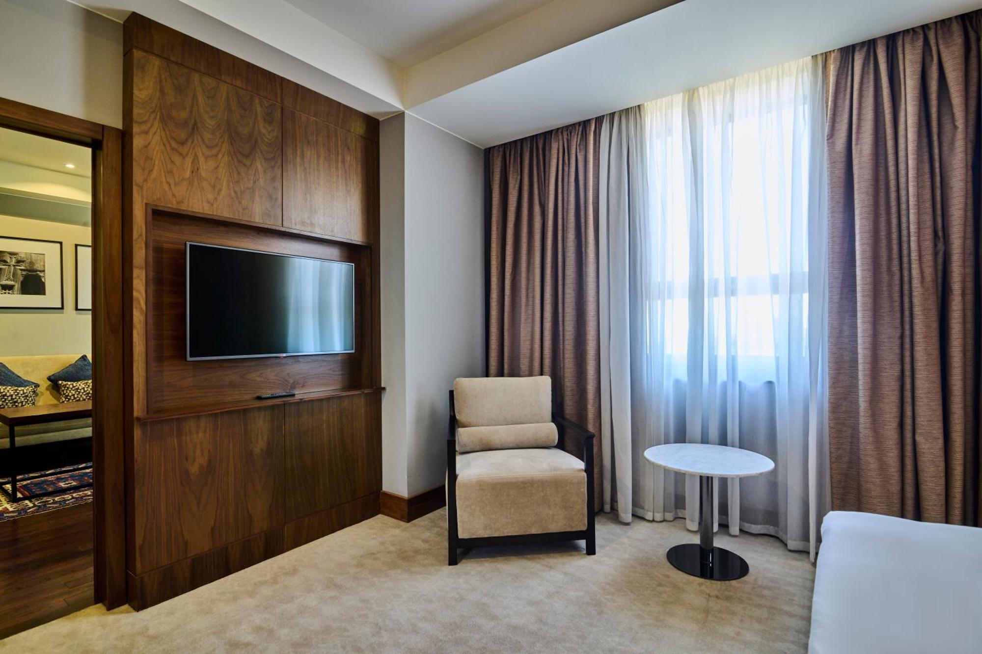 Radisson Blu Hotel Jerevan Eksteriør bilde A room at the hotel
