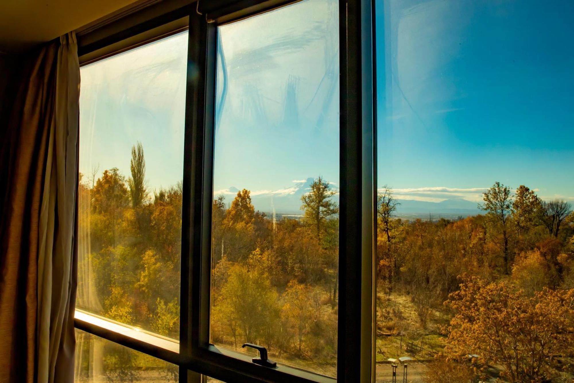 Radisson Blu Hotel Jerevan Eksteriør bilde View from the window of a room at the Inn at the Opera