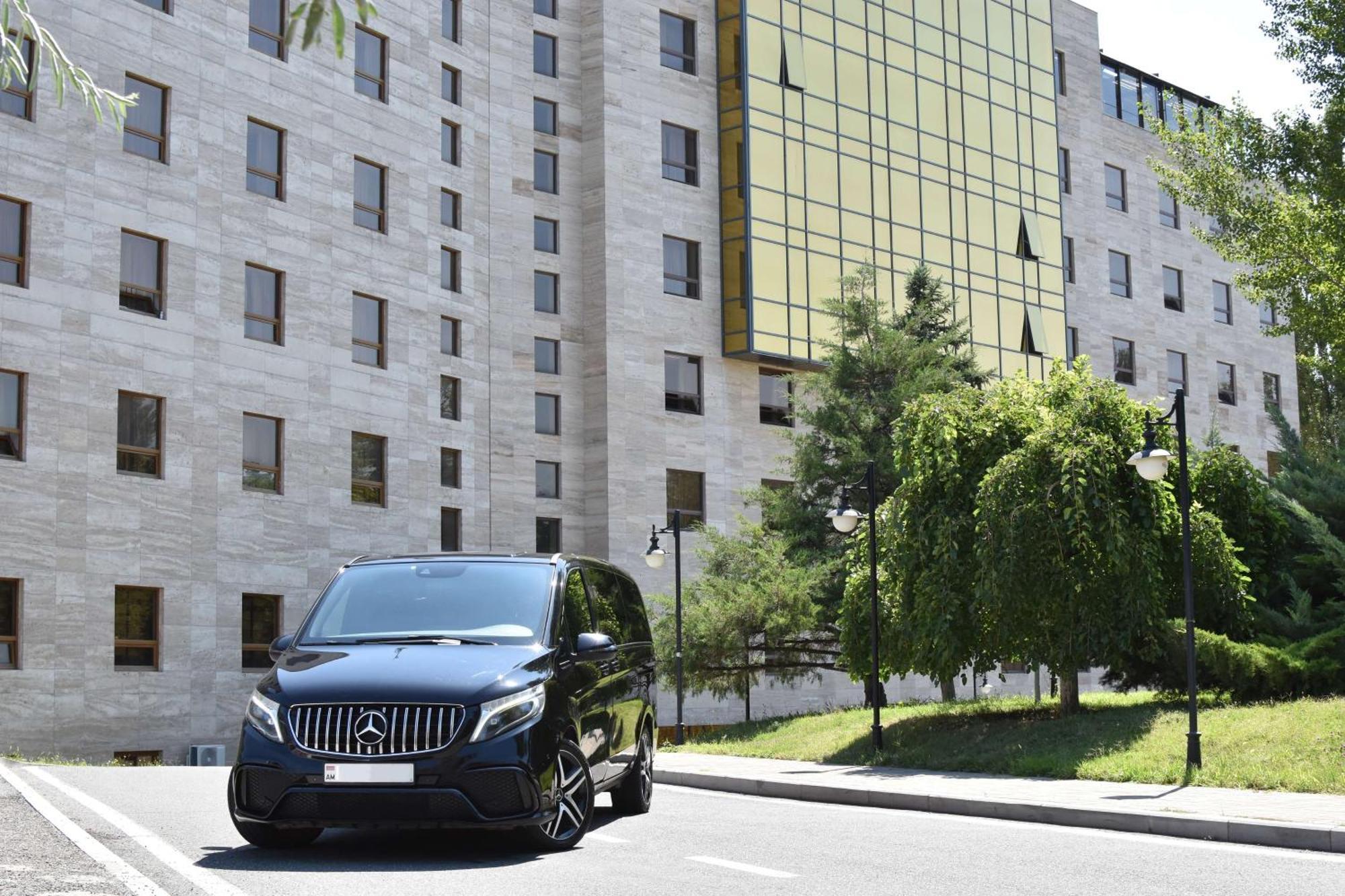 Radisson Blu Hotel Jerevan Eksteriør bilde Mercedes-Benz V-Class