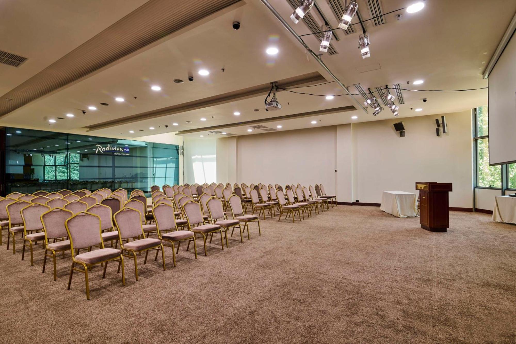 Radisson Blu Hotel Jerevan Eksteriør bilde The main hall of the National Museum of Natural History