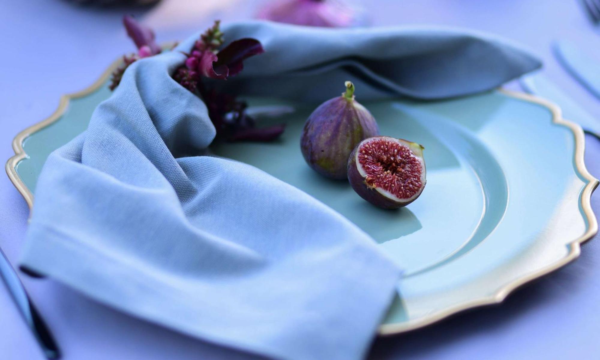 Radisson Blu Hotel Jerevan Eksteriør bilde A blue napkin